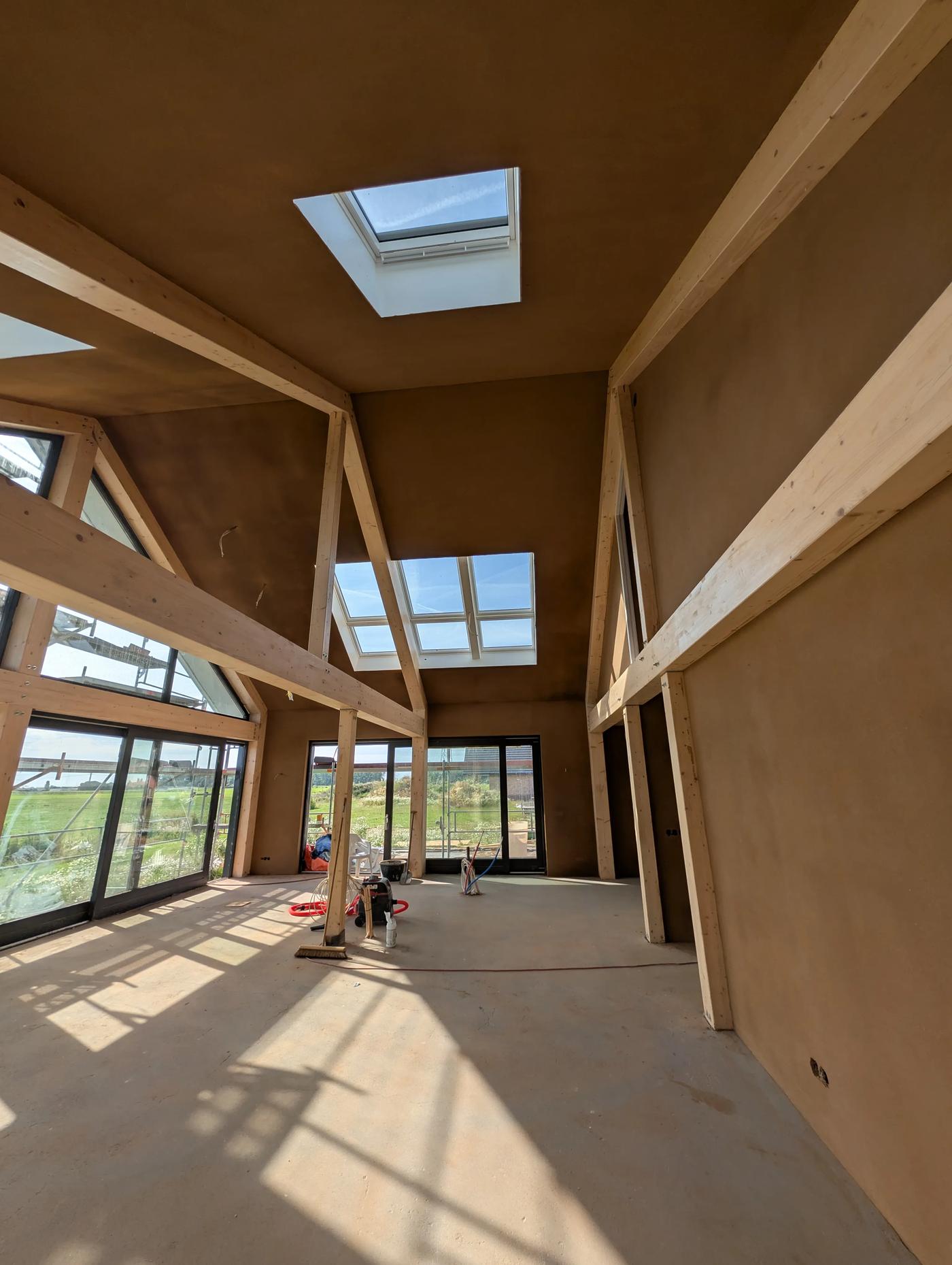 Woonkamer met leemstuc tot in de nok